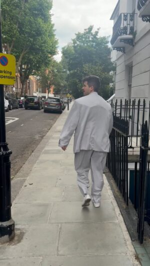 Ivo Graham Instagram - Frenzied alfresco promo with approx. 52 hours til lift off at the Village Underground. Link in bio for final tickets! Man I love wearing this suit
📹 @alexkealy 🧥 @patrickjack