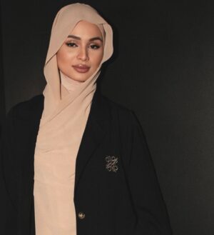 Izara Aishah Instagram - Don’t give up because at the end of the day, it’s night time

Wearing latest collection instant  hijab and abaya/outerwear @izaraworld keluaq next week. Syabas