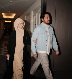 Izara Aishah Instagram - Don’t give up because at the end of the day, it’s night time

Wearing latest collection instant  hijab and abaya/outerwear @izaraworld keluaq next week. Syabas