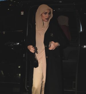 Izara Aishah Instagram - Don’t give up because at the end of the day, it’s night time

Wearing latest collection instant  hijab and abaya/outerwear @izaraworld keluaq next week. Syabas
