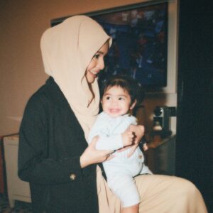 Izara Aishah Instagram - Don’t give up because at the end of the day, it’s night time

Wearing latest collection instant  hijab and abaya/outerwear @izaraworld keluaq next week. Syabas