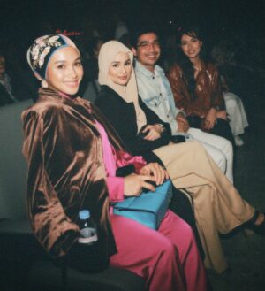 Izara Aishah Instagram - Don’t give up because at the end of the day, it’s night time

Wearing latest collection instant  hijab and abaya/outerwear @izaraworld keluaq next week. Syabas