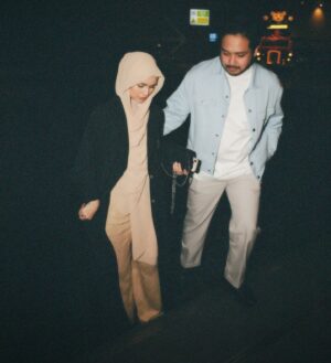 Izara Aishah Instagram - Don’t give up because at the end of the day, it’s night time

Wearing latest collection instant  hijab and abaya/outerwear @izaraworld keluaq next week. Syabas