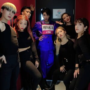 J-black Instagram - 신인가수 제이핑크와 무대를 빛내주는 wonder크루! 와 way크루!

오늘도 신나고 멋지게 :)

#제이핑크 #원더크루 #웨이크루 #쇼음악중심 #대기실 #앞에서 #신입 #명찰달고 #단사