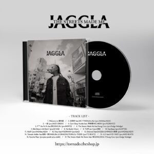 JAGGLA Instagram - [🔥遂に2nd AL発売🔥]
JAGGLA 2nd Album「Streets Made Me」発売を記念したオフィシャルウェアが登場💥12/12〜12/15の三日間限定での数量限定販売⚠️先着200名に非売品のステッカー＆サイン入りポスターもプレゼント🎊再販予定無しなので購入はお早めに⏰
⬇️購入はコチラ⬇️
https://tornado.theshop.jp/