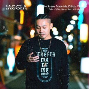 JAGGLA Instagram - [🔥遂に2nd AL発売🔥]
JAGGLA 2nd Album「Streets Made Me」発売を記念したオフィシャルウェアが登場💥12/12〜12/15の三日間限定での数量限定販売⚠️先着200名に非売品のステッカー＆サイン入りポスターもプレゼント🎊再販予定無しなので購入はお早めに⏰
⬇️購入はコチラ⬇️
https://tornado.theshop.jp/