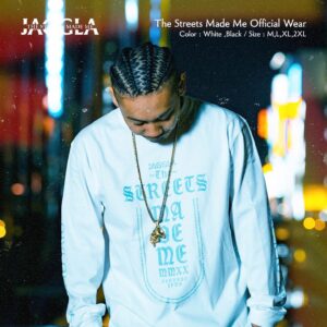 JAGGLA Instagram - [🔥遂に2nd AL発売🔥]
JAGGLA 2nd Album「Streets Made Me」発売を記念したオフィシャルウェアが登場💥12/12〜12/15の三日間限定での数量限定販売⚠️先着200名に非売品のステッカー＆サイン入りポスターもプレゼント🎊再販予定無しなので購入はお早めに⏰
⬇️購入はコチラ⬇️
https://tornado.theshop.jp/