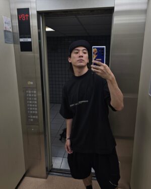 JC Lin Instagram - 又開始逃避收行李了😝

前陣子我想買浴巾，然後又開始一輪研究
其實真的蠻喜歡這這種研究的過程
多了很多奇妙的知識
也了解如果要講究可以到什麼程度
這個過程也發現台灣很多東西沒有進（oh no
從網路訂了兩條，昨天剛到，好期待

前陣子去演講也提到這件事
如果說平常有什麼可以累積自己的方式
我的方式是開發未知領域
有點像打電動解地圖
然後在能力許可範圍體驗同一件事的最好和最差
就像浴巾，隨便買都能用
很多小事可能隨便就過了

當然也可能沒幫助啦
畢竟最近最常聽到的詞是影視寒冬
很多時候專注在累積沒機會也沒辦法😆
但至少對於人生來說好玩嘛

嗯，我要去洗澡了，浴巾我來了