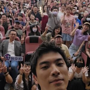 JC Lin Instagram - 又開始逃避收行李了😝

前陣子我想買浴巾，然後又開始一輪研究
其實真的蠻喜歡這這種研究的過程
多了很多奇妙的知識
也了解如果要講究可以到什麼程度
這個過程也發現台灣很多東西沒有進（oh no
從網路訂了兩條，昨天剛到，好期待

前陣子去演講也提到這件事
如果說平常有什麼可以累積自己的方式
我的方式是開發未知領域
有點像打電動解地圖
然後在能力許可範圍體驗同一件事的最好和最差
就像浴巾，隨便買都能用
很多小事可能隨便就過了

當然也可能沒幫助啦
畢竟最近最常聽到的詞是影視寒冬
很多時候專注在累積沒機會也沒辦法😆
但至少對於人生來說好玩嘛

嗯，我要去洗澡了，浴巾我來了