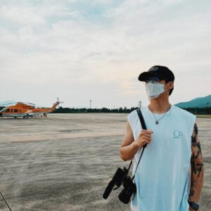 JOHN Instagram - “Stand there and try a cool pose.”
“Okay… no problem!” 
🤔->🕺

#someonepleaseteachmehowtoposeforpictures