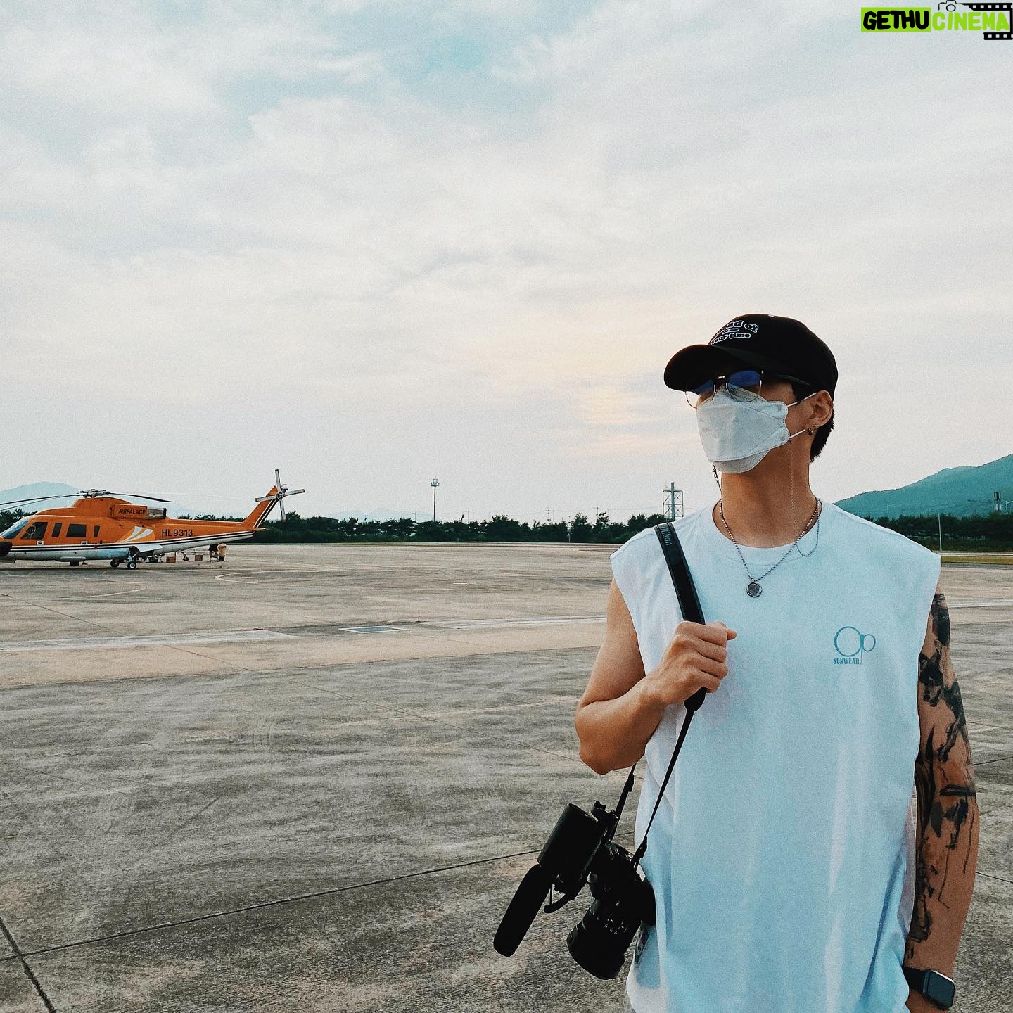 JOHN - 11.6K Likes - “Stand there and try a cool pose.”
“Okay… no problem!”
🤔->🕺
#someonepleaseteachmehowtoposeforpictures