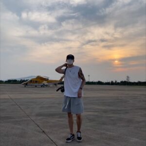 JOHN Instagram - “Stand there and try a cool pose.”
“Okay… no problem!” 
🤔->🕺

#someonepleaseteachmehowtoposeforpictures