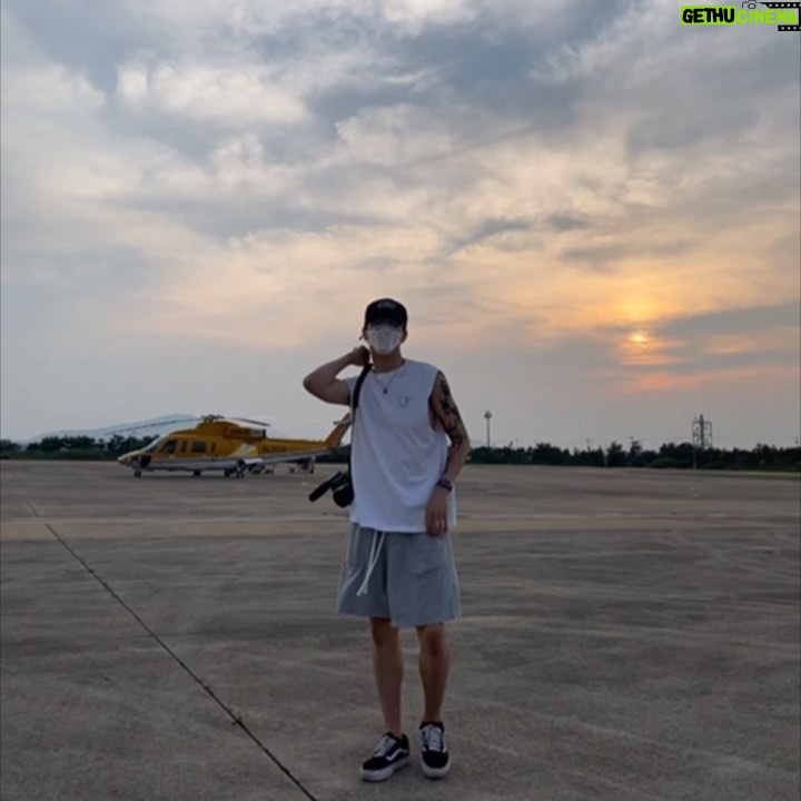 JOHN - 11.6K Likes - “Stand there and try a cool pose.”
“Okay… no problem!”
🤔->🕺
#someonepleaseteachmehowtoposeforpictures