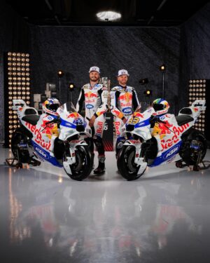 Jack Miller Instagram - 1988 KTM Single Racer vibes 🔙 A strikingly different colour scheme to celebrate #MotoGP75 ⚪️🔵 

#BritishGP 🇬🇧 #JackMiller #JM43 #BradBinder #BB33