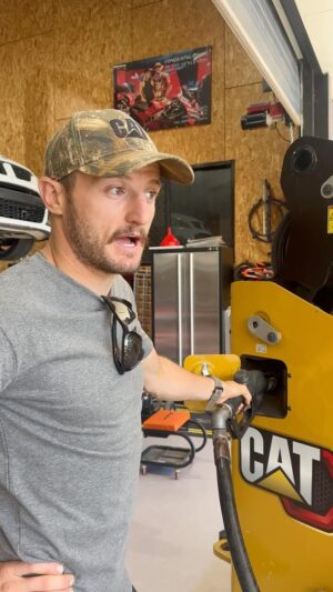 Jack Miller Instagram - Got a chance to get my hands on the new @caterpillarinc 255 for a test drive up at home over the break 🇦🇺 The grader blade attachment was unreal 🤟