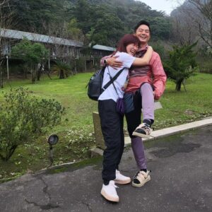 Jack Wu Instagram - 點解要第起隻腳，因為開心囉 !
Happy new year 2024 .......日日都要正能量 yeah.....
笑口常開就有運行喇....

#影相嘅時候我要影到全身
#所以jacey妹妹幫我揸機嘅時候就同我講：畀隻腳佢呀