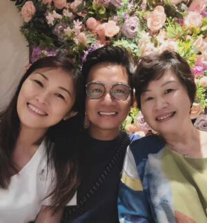 Jack Wu Instagram - 我生命中
兩位重要嘅女人
#胡太 #love
#祝各位母親節快樂❤️