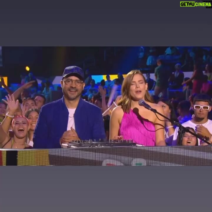 Jackie Guerrido - 9.2K Likes - AquĆ estoy entregando el premio en la categorĆa Agente de Cambio! Desliza! #latepost #music #awards