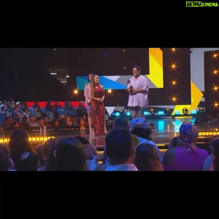 Jackie Guerrido - 9.2K Likes - AquĆ estoy entregando el premio en la categorĆa Agente de Cambio! Desliza! #latepost #music #awards