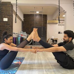 Jackky Bhagnani Instagram - Together in wellness and all things beautiful ❤️ happy #internationaldayofyoga to all you lovely people .. #fittogetherstaytogether 

Yoga is a state of mind , a state of bliss, a feeling of being one with yourself and the universe ❤️ take baby steps towards a healthier you 🧘‍♀️🧘‍♀️ 

@anshukayoga making us do partner stretches like never before ❤️😁