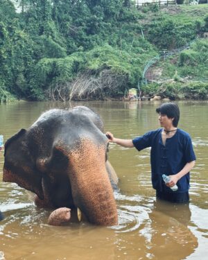 Jackrin Kungwankiatichai Instagram - มาอาบน้ำช้าง (พี่พลอย) ครั้งแรกในชีวิต!! ตื่นเต้ลฝุดๆ🐘🧡
