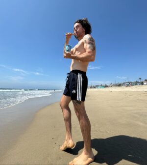 Jackson Rathbone Instagram - Adios MB, California !! Hola, Houston, Texas!
In town this weekend for the @houstonhorrorfilmfest 
Come by and say hi to me and my lovin’ coven!

Estoy en Houston, Texas por tres dias, a @houstonhorrorfilmfest !! “Ven a verme” mañana !
(Disculpas por mi pobre español, jajaja)