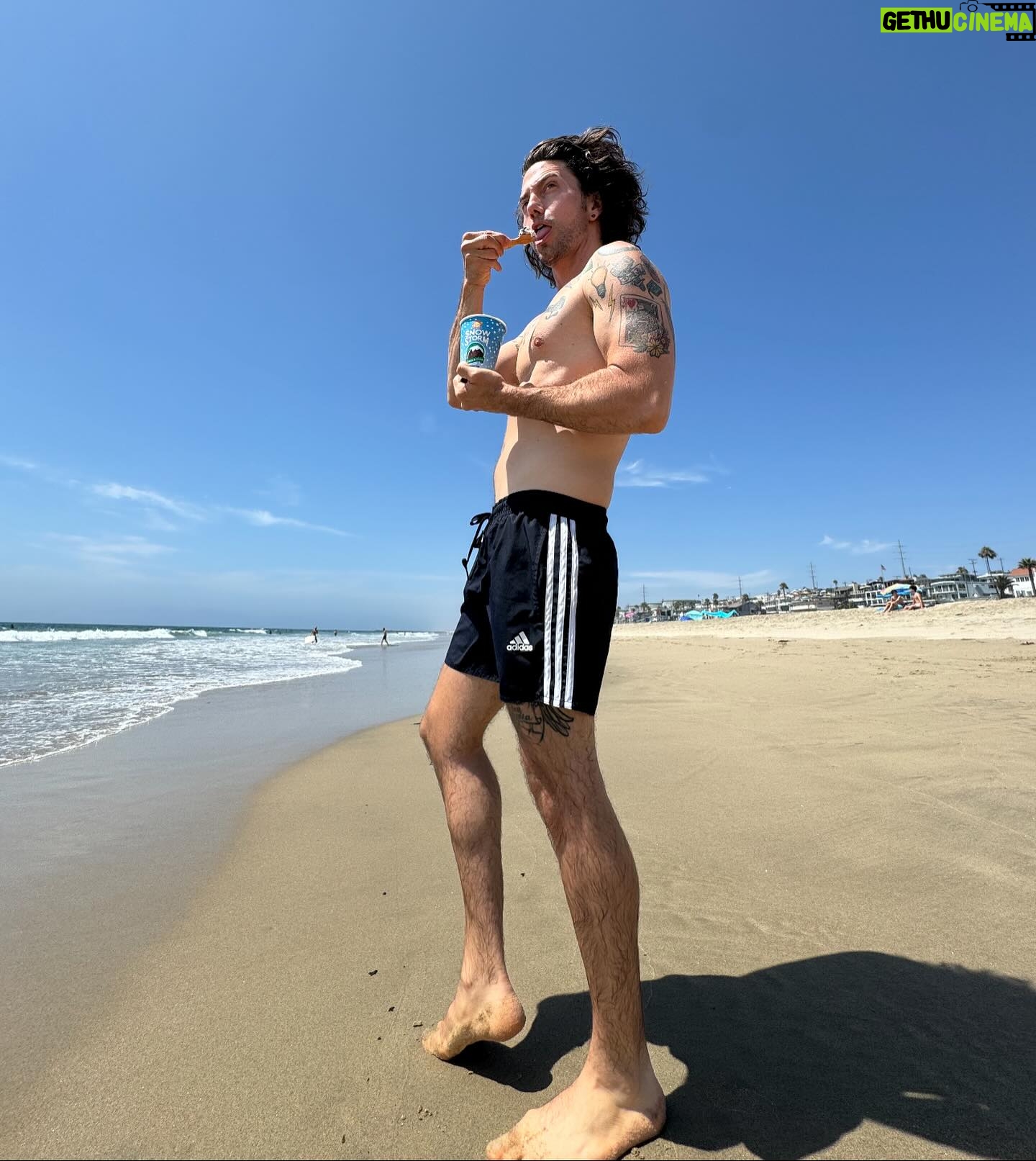 Jackson Rathbone - 31.1K Likes - Adios MB, California !! Hola, Houston, Texas!
In town this weekend for the @houstonhorrorfilmfest
Come by and say hi to me and my lovin’ coven!
Estoy en Houston, Texas por tres dias, a @houstonhorrorfilmfest !! “Ven a verme” mañana !
(Disculpas por mi pobre español, jajaja)