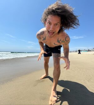 Jackson Rathbone Instagram - Adios MB, California !! Hola, Houston, Texas!
In town this weekend for the @houstonhorrorfilmfest 
Come by and say hi to me and my lovin’ coven!

Estoy en Houston, Texas por tres dias, a @houstonhorrorfilmfest !! “Ven a verme” mañana !
(Disculpas por mi pobre español, jajaja)