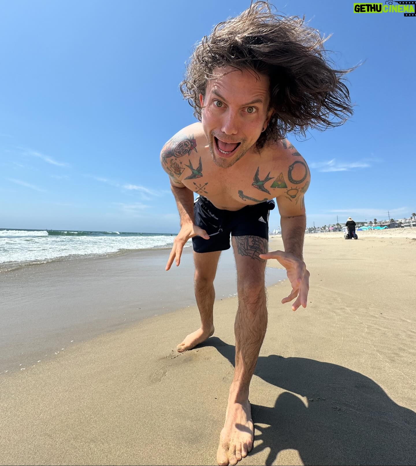 Jackson Rathbone - 31.1K Likes - Adios MB, California !! Hola, Houston, Texas!
In town this weekend for the @houstonhorrorfilmfest
Come by and say hi to me and my lovin’ coven!
Estoy en Houston, Texas por tres dias, a @houstonhorrorfilmfest !! “Ven a verme” mañana !
(Disculpas por mi pobre español, jajaja)