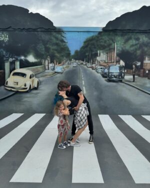 Jackson Rathbone Instagram - “She’s mine.” 

- so much fun at the @mrbrainwashartmuseum ! 
@sixandboe
