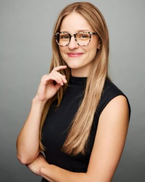 Jacqueline Scislowski Instagram - Trying out this whole adulting…business woman mumbo jumbo…🤪😄😎 
.
.
.
.
#buisness #buisnesswoman #adulting #corporate #entrepreneur #working #postgrad #girlboss #sales #marketing #okrr #makemyowntrustfund