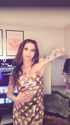 Jade Jolie Instagram - Thought I’d try this on dry land lol @charli_xcx 🍎🍏💛💛💛