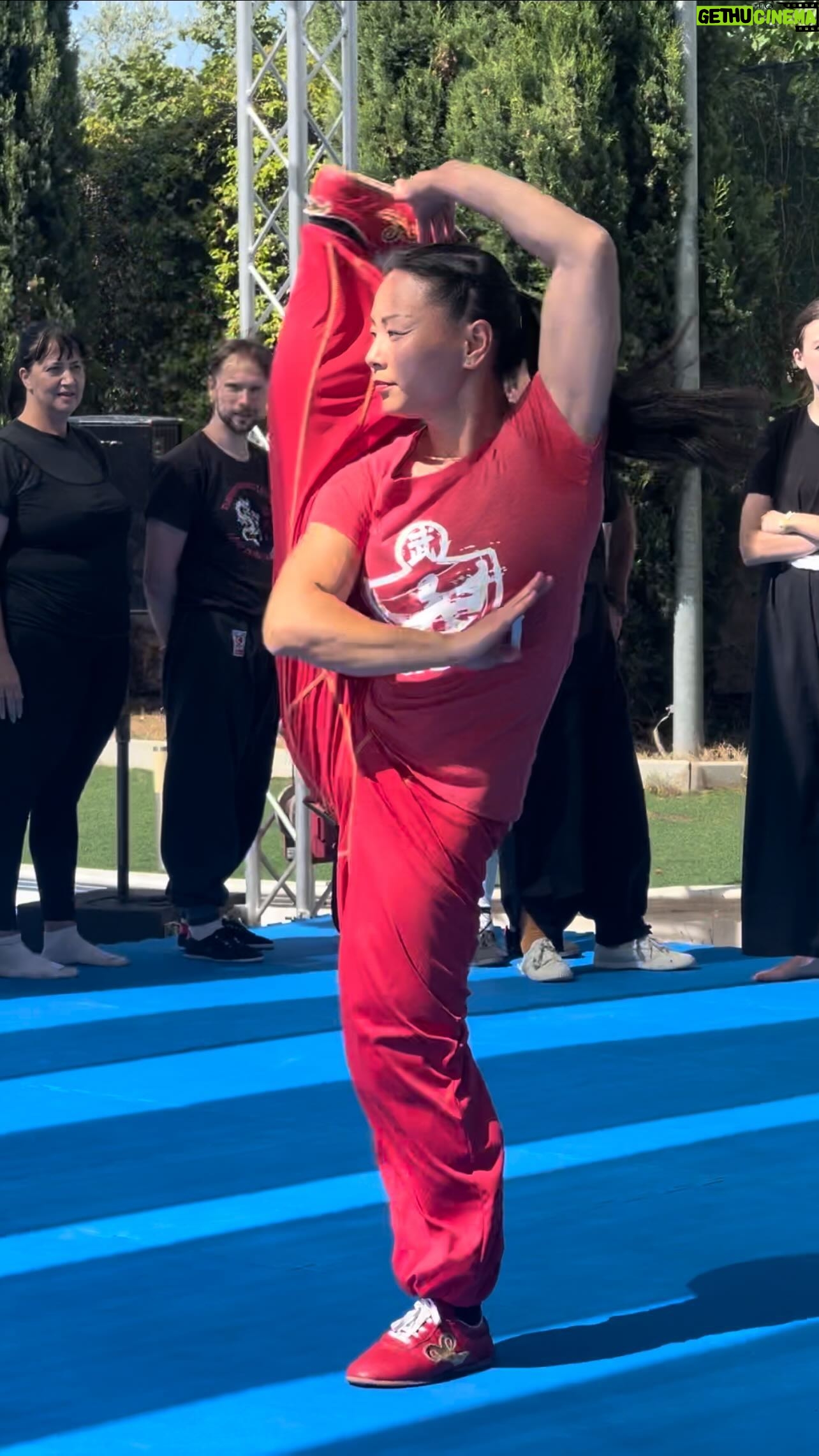 Jade Xu - 1K Likes - Side Stretch Kick @jadexuofficial 💯🏆🔥
世界武术冠军徐慧慧《武术-侧踢腿》
World Wushu Champion Jade Xu demonstrates the aerial kick during her Workshops at the Martial Arts Day 2024 hosted by @uiktkungfu ⛩️
🎥 @davidtorok_official
👚 @wuway_design
#jadexu #wushu #kungfu #worldchampion #demonstration #workshop #teaching #education #dragonnight #martialartsday #italy #aerial #kick #flawless