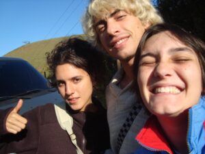 Jaffar Bambirra Instagram - Poo essa foto é muito lindinha haha
Hoje acordei e mandei mensagem pra essas duas. É muito bom saber que aquilo que a gente queria e trabalhou tanto, ta tomando forma. Era um trio, era pra ser um trio e agora é isso, num dá pra tirar, nem por, não tem um mais e outro menos, tem nós só.
Amo vocês,
meu trisal favorito.

E um agradecimento gigante pra a 4ª pessoa desse trisal: @estrela que potencializou esse encontro, sem você também não tinha

@leandraleal e @bruno_safadi os melhores que temos.

Daqui a uma semana, dia 06/07 tem os últimos 5 episódios de @avpfserie no @globoplay ✨

@colunapatriciakogut
@zean.bravo 
🙏