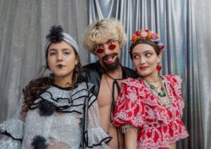 Jaffar Bambirra Instagram - becaliz
arlequim, raúl e frida
na minha foto favorita

hoje faz um mês de @avpfserie completinha no @globoplay , bora ver?

📷: @blinia.m