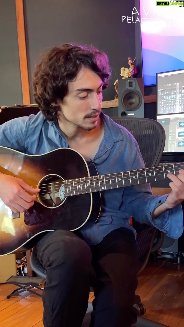 Jaffar Bambirra - 1.9K Likes - Agora que vocês já sabem cantar ‘Quem É Você’, chegou a hora de aprender a tocar. Nosso Cadé (@jaffarbambirra), super talentoso, gravou um vídeo ensinando os detalhes e acordes desse hino no violão. 😍
Todos os episódios de ‘A Vida Pela Frente’ já estão disponíveis no Globoplay. A música original ‘Quem É Você’ está disponível em todas as plataformas de streaming.
#AVidaPelaFrente #AVPF