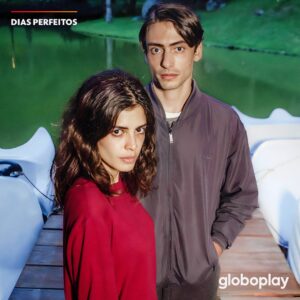 Jaffar Bambirra Instagram - Prepare-se para mergulhar no thriller de #DiasPerfeitos, minha nova série original, que promete te prender do início ao fim! @juliadalavia e @jaffarbambirra interpretam Clarice e Téo nessa trama intensa, que é uma adaptação do livro de @raphael_montes. 

Com direção de Joana Jabace e redação final de Claudia Jouvin, essa história vai te levar a uma viagem horripilante pelas belas paisagens do Rio de Janeiro. Quer mais? As gravações já foram finalizadas no início do mês! Quem tá ansioso pra essa super estreia? 🎬👀

#PraTodosVerem: Foto de Julia Dalavia e Jaffar Bambirra, que interpretam Clarice e Téo na nova série original Globoplay, Dias Perfeitos. Ela tem cabelo castanho liso na altura dos ombros e usa uma blusa de manga comprida vermelha. Ele tem cabelo castanho liso e curto e usa uma jaqueta cinza fechada. Estão com uma expressão séria em frente a um lago esverdeado e pedalinhos no fundo.