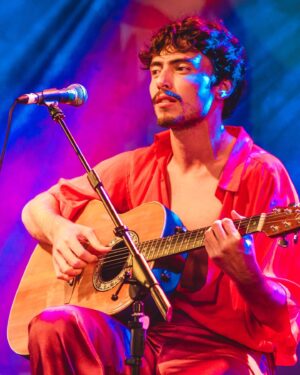 Jaffar Bambirra Instagram - seguimos, de vermelho sempre!
e o trabalho continua, que no dia 22/10 tem show meu no @teatrocesgranrio , às 20:30 , ta chegando e eu quero muito a presença de vocês, bora???

ingressos na bio 🎟 
📸: @caiozenline
