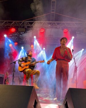 Jaffar Bambirra Instagram - o menino que nunca amou foi amar lá nas terras de cachoeiras de macacu ✨
que delícia foi tocar nessa cidade que é como uma segunda casa pra mim, obrigado @serrafolk pelo convite, pelo evento e por juntar uma galera tão talentosa!

um agradecimento especial a @pedrobotafogo que me acompanha tão lindamente no palco, @tiagodeam meu produtor, @darliveira pelo figurino incrível e @nadiabambirra pela parceria 🤍