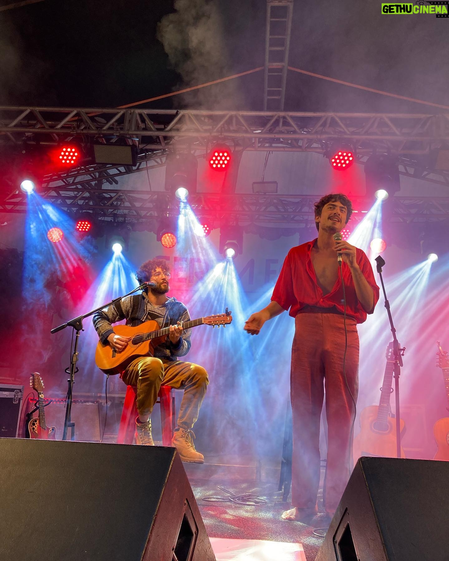 Jaffar Bambirra - 1.7K Likes - o menino que nunca amou foi amar lá nas terras de cachoeiras de macacu ✨
que delícia foi tocar nessa cidade que é como uma segunda casa pra mim, obrigado @serrafolk pelo convite, pelo evento e por juntar uma galera tão talentosa!
um agradecimento especial a @pedrobotafogo que me acompanha tão lindamente no palco, @tiagodeam meu produtor, @darliveira pelo figurino incrível e @nadiabambirra pela parceria 🤍