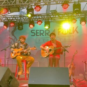 Jaffar Bambirra Instagram - o menino que nunca amou foi amar lá nas terras de cachoeiras de macacu ✨
que delícia foi tocar nessa cidade que é como uma segunda casa pra mim, obrigado @serrafolk pelo convite, pelo evento e por juntar uma galera tão talentosa!

um agradecimento especial a @pedrobotafogo que me acompanha tão lindamente no palco, @tiagodeam meu produtor, @darliveira pelo figurino incrível e @nadiabambirra pela parceria 🤍