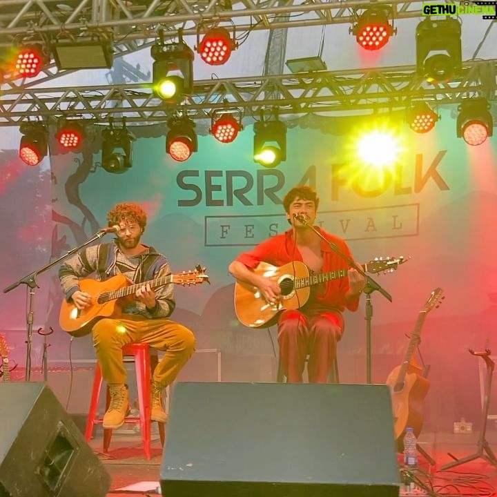 Jaffar Bambirra - 1.7K Likes - o menino que nunca amou foi amar lá nas terras de cachoeiras de macacu ✨
que delícia foi tocar nessa cidade que é como uma segunda casa pra mim, obrigado @serrafolk pelo convite, pelo evento e por juntar uma galera tão talentosa!
um agradecimento especial a @pedrobotafogo que me acompanha tão lindamente no palco, @tiagodeam meu produtor, @darliveira pelo figurino incrível e @nadiabambirra pela parceria 🤍