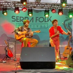 Jaffar Bambirra Instagram - o menino que nunca amou foi amar lá nas terras de cachoeiras de macacu ✨
que delícia foi tocar nessa cidade que é como uma segunda casa pra mim, obrigado @serrafolk pelo convite, pelo evento e por juntar uma galera tão talentosa!

um agradecimento especial a @pedrobotafogo que me acompanha tão lindamente no palco, @tiagodeam meu produtor, @darliveira pelo figurino incrível e @nadiabambirra pela parceria 🤍