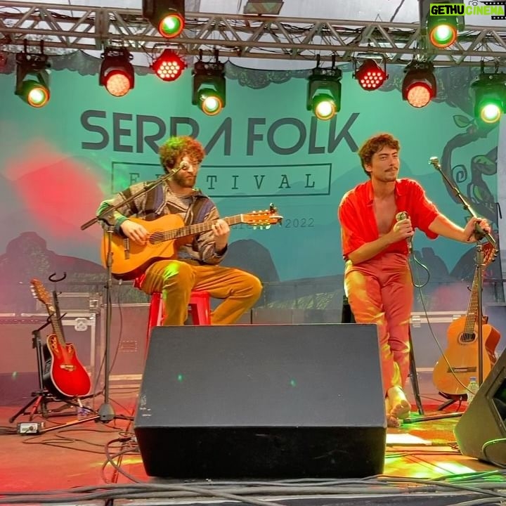 Jaffar Bambirra - 1.7K Likes - o menino que nunca amou foi amar lá nas terras de cachoeiras de macacu ✨
que delícia foi tocar nessa cidade que é como uma segunda casa pra mim, obrigado @serrafolk pelo convite, pelo evento e por juntar uma galera tão talentosa!
um agradecimento especial a @pedrobotafogo que me acompanha tão lindamente no palco, @tiagodeam meu produtor, @darliveira pelo figurino incrível e @nadiabambirra pela parceria 🤍