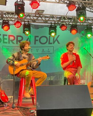 Jaffar Bambirra Instagram - o menino que nunca amou foi amar lá nas terras de cachoeiras de macacu ✨
que delícia foi tocar nessa cidade que é como uma segunda casa pra mim, obrigado @serrafolk pelo convite, pelo evento e por juntar uma galera tão talentosa!

um agradecimento especial a @pedrobotafogo que me acompanha tão lindamente no palco, @tiagodeam meu produtor, @darliveira pelo figurino incrível e @nadiabambirra pela parceria 🤍