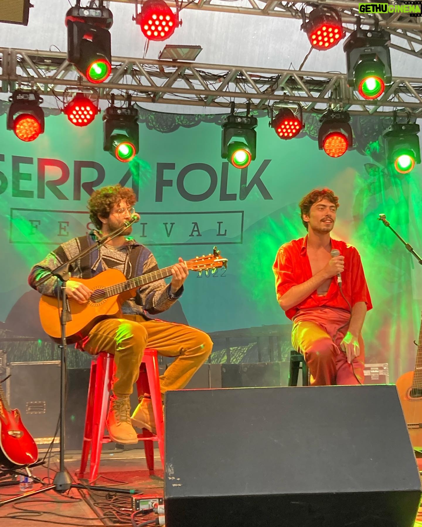 Jaffar Bambirra - 1.7K Likes - o menino que nunca amou foi amar lá nas terras de cachoeiras de macacu ✨
que delícia foi tocar nessa cidade que é como uma segunda casa pra mim, obrigado @serrafolk pelo convite, pelo evento e por juntar uma galera tão talentosa!
um agradecimento especial a @pedrobotafogo que me acompanha tão lindamente no palco, @tiagodeam meu produtor, @darliveira pelo figurino incrível e @nadiabambirra pela parceria 🤍