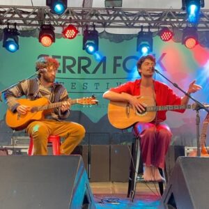 Jaffar Bambirra Instagram - o menino que nunca amou foi amar lá nas terras de cachoeiras de macacu ✨
que delícia foi tocar nessa cidade que é como uma segunda casa pra mim, obrigado @serrafolk pelo convite, pelo evento e por juntar uma galera tão talentosa!

um agradecimento especial a @pedrobotafogo que me acompanha tão lindamente no palco, @tiagodeam meu produtor, @darliveira pelo figurino incrível e @nadiabambirra pela parceria 🤍