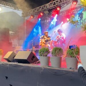 Jaffar Bambirra Instagram - o menino que nunca amou foi amar lá nas terras de cachoeiras de macacu ✨
que delícia foi tocar nessa cidade que é como uma segunda casa pra mim, obrigado @serrafolk pelo convite, pelo evento e por juntar uma galera tão talentosa!

um agradecimento especial a @pedrobotafogo que me acompanha tão lindamente no palco, @tiagodeam meu produtor, @darliveira pelo figurino incrível e @nadiabambirra pela parceria 🤍