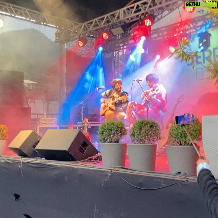 Jaffar Bambirra - 1.7K Likes - o menino que nunca amou foi amar lá nas terras de cachoeiras de macacu ✨
que delícia foi tocar nessa cidade que é como uma segunda casa pra mim, obrigado @serrafolk pelo convite, pelo evento e por juntar uma galera tão talentosa!
um agradecimento especial a @pedrobotafogo que me acompanha tão lindamente no palco, @tiagodeam meu produtor, @darliveira pelo figurino incrível e @nadiabambirra pela parceria 🤍