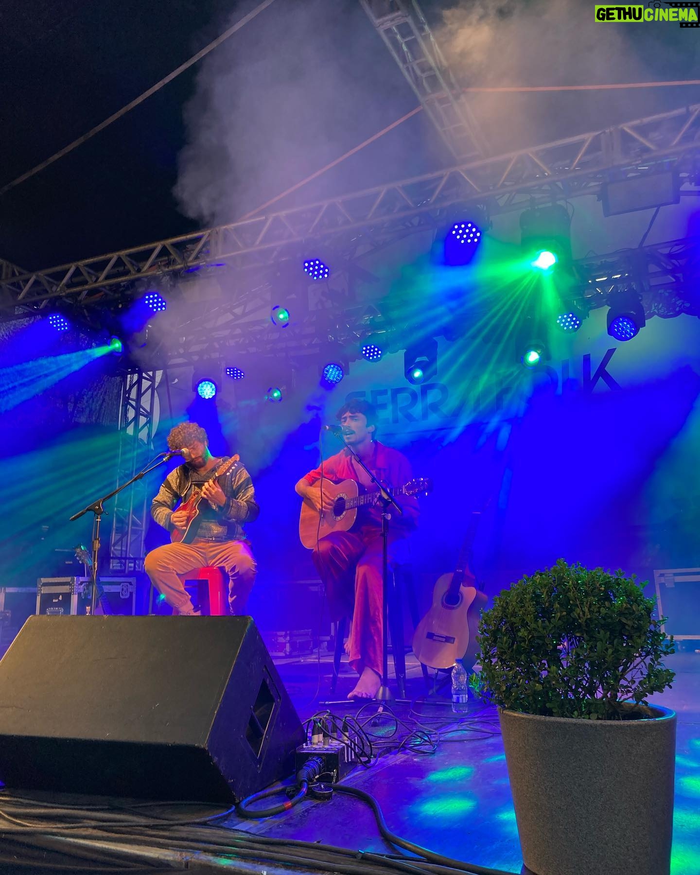Jaffar Bambirra - 1.7K Likes - o menino que nunca amou foi amar lá nas terras de cachoeiras de macacu ✨
que delícia foi tocar nessa cidade que é como uma segunda casa pra mim, obrigado @serrafolk pelo convite, pelo evento e por juntar uma galera tão talentosa!
um agradecimento especial a @pedrobotafogo que me acompanha tão lindamente no palco, @tiagodeam meu produtor, @darliveira pelo figurino incrível e @nadiabambirra pela parceria 🤍